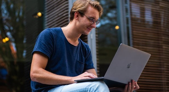 Czy warto kupić okulary blokujące niebieskie światło?