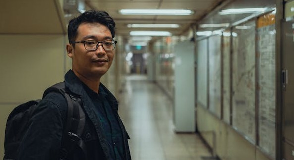 Jak wyregulować krzywe okulary - jak naprawić okulary?